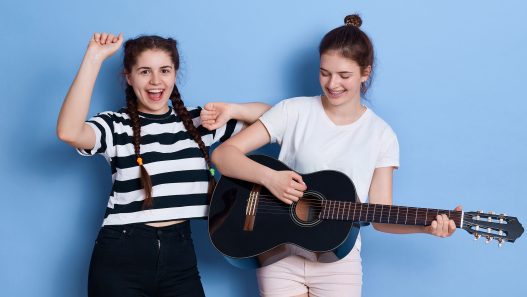 Musik zum Hobby wie Gitarre spielen bei Kinder und Jugendlichen als Hobby