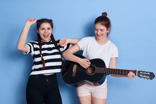 Musik zum Hobby wie Gitarre spielen bei Kinder und Jugendlichen als Hobby