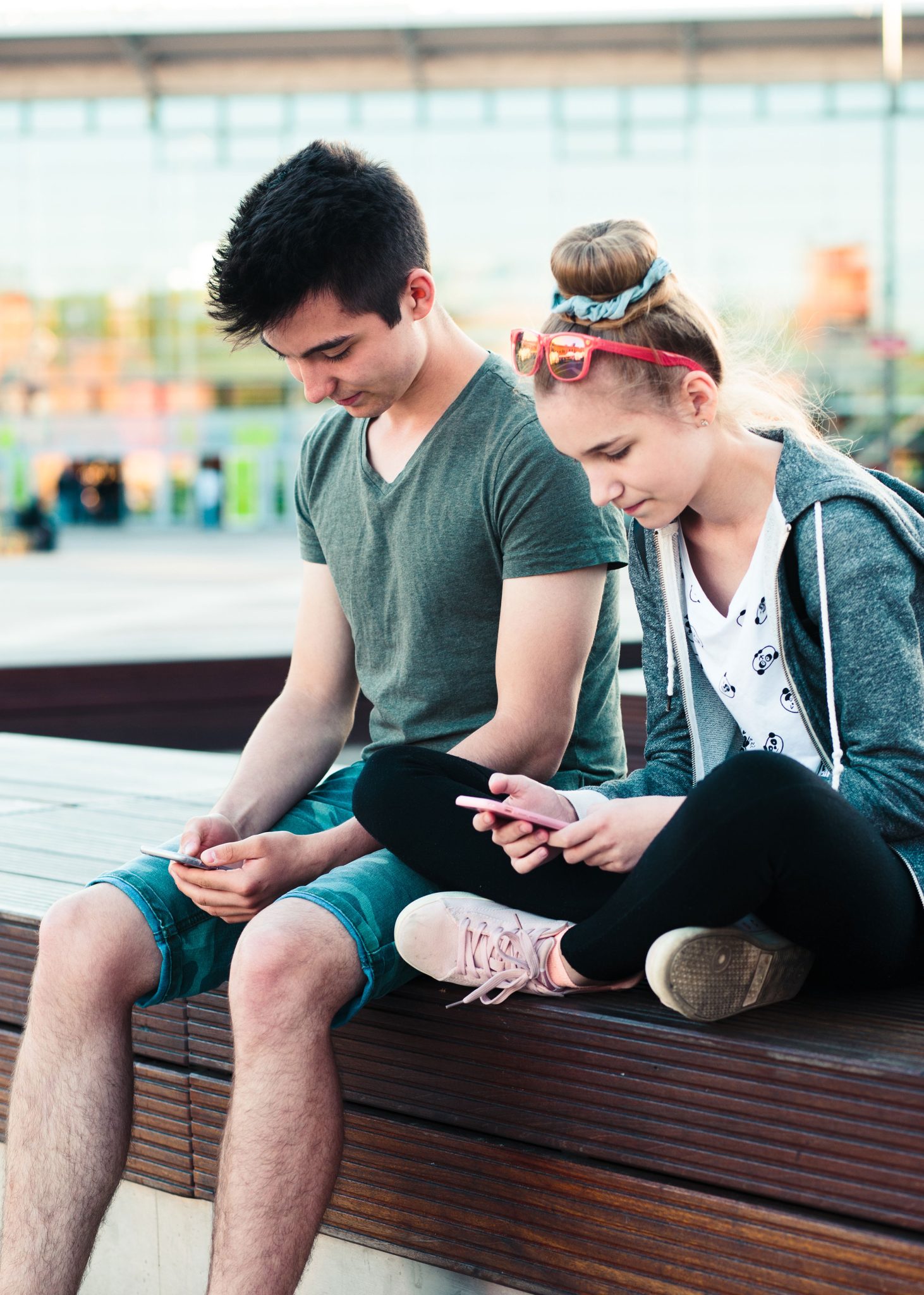 Teenager zu viel am Handy und Bildschirmzeit zu hoch