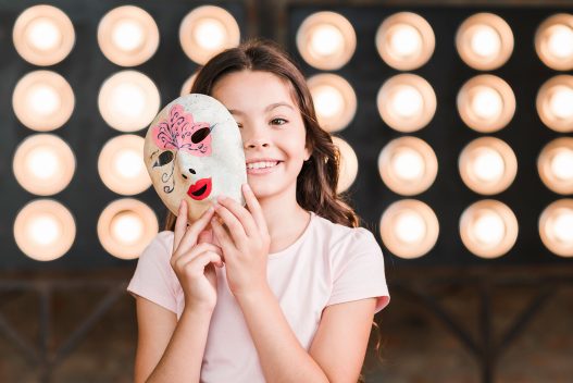 Kinder und Jugendliche für das Theater anmelden